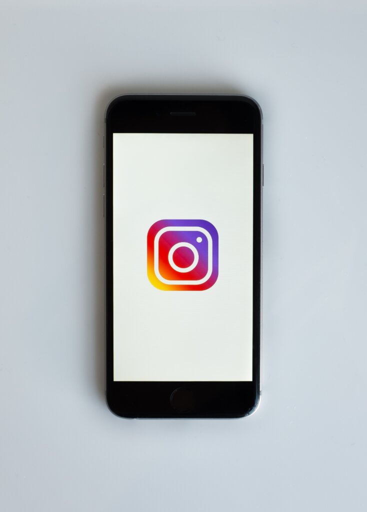Telefon mit Instagram-Logo auf weißem Hintergrund